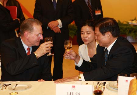 IOC President Jacques Rogge(L) and BOCOG President Liu Qi have a conversation at the welcome reception in Beijing, China, Aug. 6, 2008.