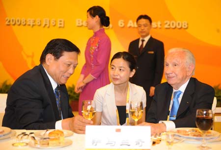 IOC Honorary President Juan Antonio Samaranch(R) and BOCOG President Liu Qi(L) have a conversation at the welcome reception in Beijing, China, Aug. 6, 2008.