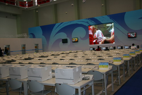 Tables inside the Shanghai Media Center for the Beijing 2008 Olympic Games [Xiang Bin/China.org.cn]