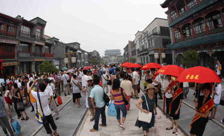 Throngs of visitors amble onto the newly-renovated Qianmen Street in central Beijing, China, Aug. 7, 2008. [Jin Liangkuai/Xinhua]