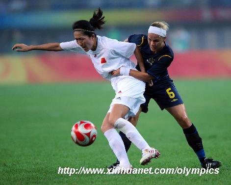 Pu Wei (L) of China fights for the ball with Sara Thunebro of Sweden during the Beijing Olympic Games women's football Group E first round match in Tianjin, Olympic co-host city in north China, Aug. 6, 2008. China beated Sweden 2-1. 