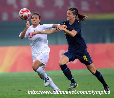 Zhou Gaoping (L) of China vies with Solveig Gulbrandsen of Sweden during the Beijing Olympic Games women's football Group E first round match in Tianjin, Olympic co-host city in north China, Aug. 6, 2008. 