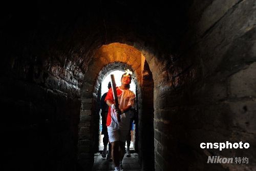 Torchbearer Gu Chonghua carries the Olympic torch through the Great Wall in Beijing August 7. 