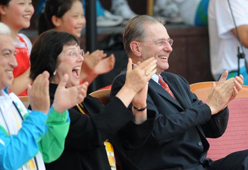 Rogge enthusiastically applauds the Belgium flag-raising