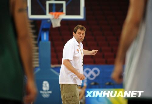 Irani men's basketball team is having a contending training in Olympic Basketball Stadium on August 6, making a final preparation before the Games. [xinhua]