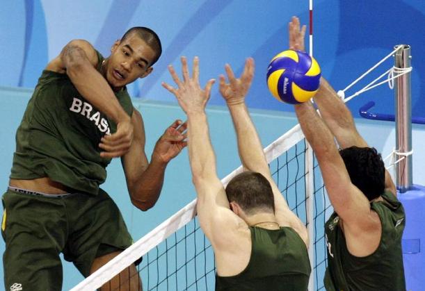 Itanlian and Brazilian men&apos;s volleyball teams are conducting a final adaptation training before the Games. [photo by sohu.com]