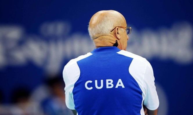 Head coach of Cuban women's volleyball team is observing his team's performance in a pre-Olympic warm up training. [photo by sohu.com]