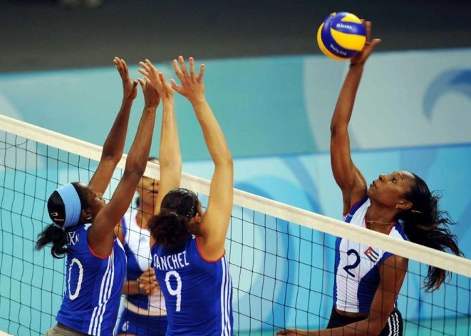 Players of Cuban women&apos;s volleyball team are conducting a simulated match. [photo by sohu.com]