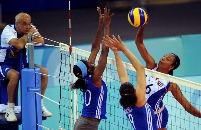 Cuban girls are striving hard to make their coach pleased. [photo by sohu.com]