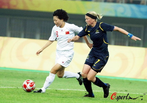 The Chinese Steel Roses edged European powerhouse Sweden 2-1 in their opening match of the Olympic women's soccer tournament in Tianjin on Wednesday, August 6, 2008.