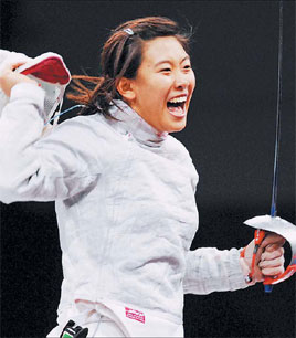 Tan Xue won the gold medal in saber at the 2002 World Championships. 