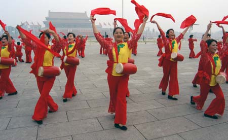 Amateur dancers perform traditional drum dance at the Tian&apos;anmen Square in central Beijing, capital of China, Aug. 8, 2008, during a promotional event for the opening of the 29th Olympic Games, slated for Friday evening. (Xinhua/Wang Zhide)