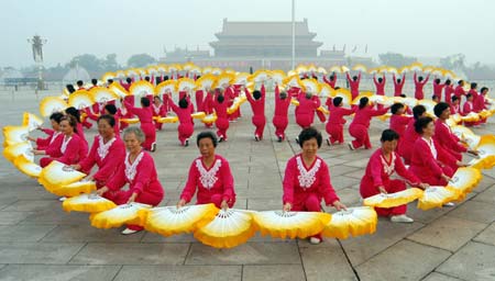 Amateur dancers perform at the Tian&apos;anmen Square in central Beijing, capital of China, Aug. 8, 2008, during a promotional event for the opening of the 29th Olympic Games, slated for Friday evening. (Xinhua/Wang Zhide) 