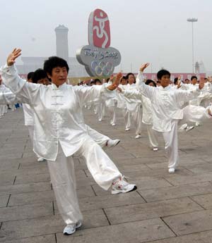 Sports fans perform Chinese traditional Taiji martial art at the Tian&apos;anmen Square in central Beijing, capital of China, Aug. 8, 2008, during a promotional event for the opening of the 29th Olympic Games, slated for Friday evening. (Xinhua/Wang Zhide) 