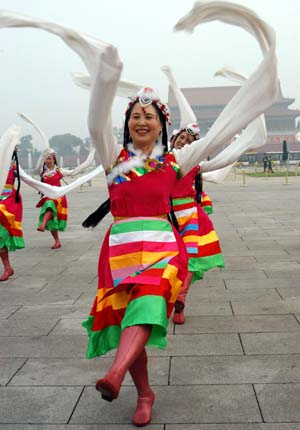 Amateur dancers perform at the Tian&apos;anmen Square in central Beijing, capital of China, Aug. 8, 2008, during a promotional event for the opening of the 29th Olympic Games, slated for Friday evening. (Xinhua/Wang Zhide)