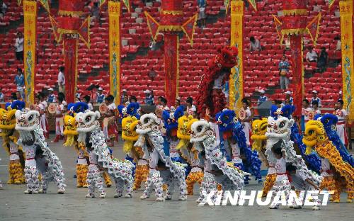 8月8日晚8时，第29届夏季奥林匹克运动会将在中国国家体育场隆重开幕。这是开幕式前的文艺演出。 新华社记者 刘大伟 摄