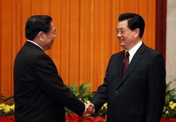 Chinese President Hu Jintao (R) shakes hands with President of Laos Choummaly Saygnasone during their meeting in Beijing,China, Aug. 7, 2008. Choummaly Saygnasone is here to attend the opening ceremony of the Beijing Olympic Games and other events.[Ju Peng/Xinhua]