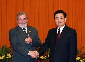 Chinese President Hu Jintao (R) shakes hands with Brazilian President Luiz Inacio Lula da Silva during their meeting in Beijing, China, Aug. 7, 2008. Luiz Inacio Lula da Silva is here to attend the opening ceremony of the Beijing Olympic Games and other events. [Ju Peng/Xinhua]