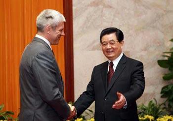 Chinese President Hu Jintao (R) shakes hands with President of the Republic of Serbia Boris Tadic during their meeting in Beijing, China, Aug. 7, 2008. Boris Tadic is here to attend the opening ceremony of the Beijing Olympic Games and other events. [Ju Peng/Xinhua]