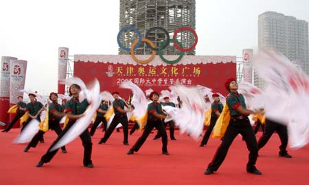 Members of the 2008 International Students Orchestra perform to hail the upcoming Beijing Olympic Games at Tianjin Olympic Live Sites in north China&apos;s Tianjin Municipality, Aug. 6, 2008. The Orchestra involves 2,008 students from China, the United States, Japan and Australia. [Liu Xueli/Xinhua]