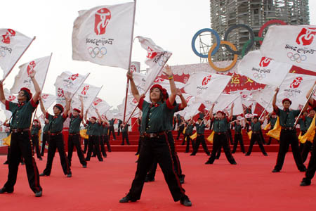 Members of the 2008 International Students Orchestra perform to hail the upcoming Beijing Olympic Games at Tianjin Olympic Live Sites in north China&apos;s Tianjin Municipality, Aug. 6, 2008. The Orchestra involves 2,008 students from China, the United States, Japan and Australia. [Liu Xueli/Xinhua]