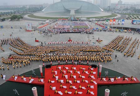 Members of the 2008 International Students Orchestra perform to hail the upcoming Beijing Olympic Games at Tianjin Olympic Live Sites in north China&apos;s Tianjin Municipality, Aug. 6, 2008. The Orchestra involves 2,008 students from China, the United States, Japan and Australia. [Wang Deqiang/Xinhua]