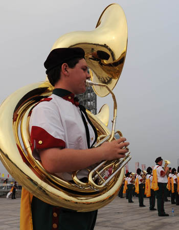 A member of the 2008 International Students Orchestra performs to hail the upcoming Beijing Olympic Games at Tianjin Olympic Live Sites in north China&apos;s Tianjin Municipality, Aug. 6, 2008. The Orchestra involves 2,008 students from China, the United States, Japan and Australia. [Wang Deqiang/Xinhua]