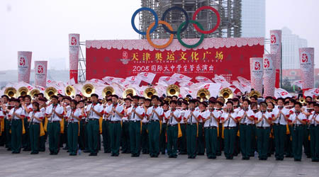 Members of the 2008 International Students Orchestra perform to hail the upcoming Beijing Olympic Games at Tianjin Olympic Live Sites in north China&apos;s Tianjin Municipality, Aug. 6, 2008. The Orchestra involves 2,008 students from China, the United States, Japan and Australia.[Liu Xueli/Xinhua]