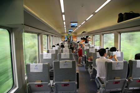 A first-class car of a train running on the new S2 express railway from downtown Beijing to the Badaling section of the Great Wall on August 6, 2008. [Photo: sohu.com] 