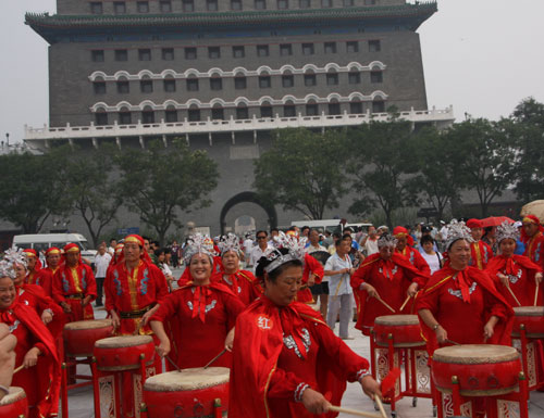 Local Beijing residents perform enthusiastically at the reopening of the historical Qianmen Steet at its north end, August 7, 2008. [Photo: CRIENGLISH.com] 