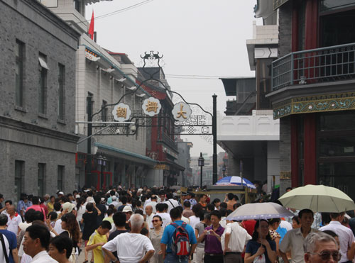 Dashilan alley, a famous branch way of Qianmen Street, is crowded with visitors, August 7, 2008. [Photo: CRIENGLISH.com] 