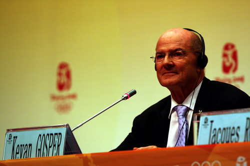 Kevan Gosper, Vice-Chairman of the IOC Coordination Commission and Chairman of the IOC's Press Commission, hosts the press conference.