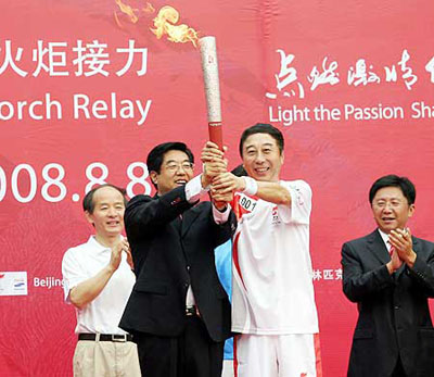 The first torchbearer Feng Gong (R2)