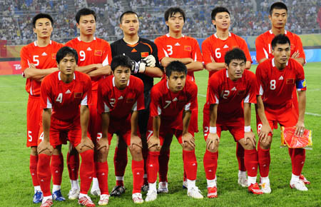 Members of Chinese men's football team before the Beijing Olympic Games men's football Group C first round match against New Zealand at Shenyang Olympic Stadium in Olympic co-host city Shenyang, capital of northeast China's Liaoning Province, Aug. 7, 2008. (Xinhua/Ren Yong) 
