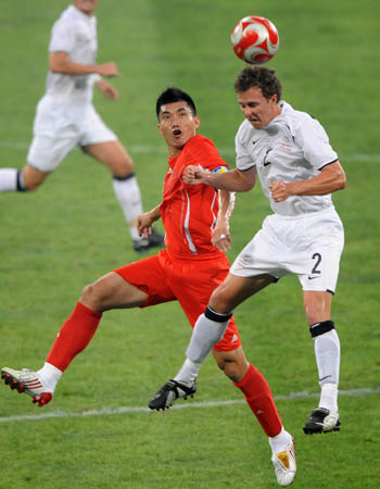Zheng Zhi (L) of China fights for the ball with New Zealand player Aaron Scott during the Beijing Olympic Games men's football Group C first round match at Shenyang Olympic Stadium in Olympic co-host city Shenyang, capital of northeast China's Liaoning Province, Aug. 7, 2008. (Xinhua/Xie Huanchi) 