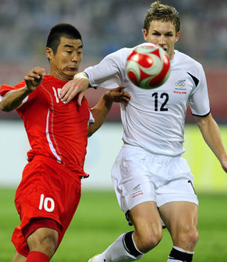 Han Peng (L) of China fights for the ball against New Zealand player Steven Old during the Beijing Olympic Games men's football Group C first round match at Shenyang Olympic Stadium in Olympic co-host city Shenyang, capital of northeast China's Liaoning Province, Aug. 7, 2008. (Xinhua/Ren Yong)
