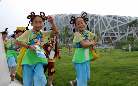 Actors prepare to enter the National Stadium, known as the Bird's Nest, in Beijing, China, Aug. 8, 2008, about 3-hour countdown to the opening ceremony of the Olympics by press time. The opening ceremony of the Beijing 2008 Olympic Games will be held in the National Stadium at 8:00 p.m. on Aug. 8. (Xinhua/Zhang Ling)