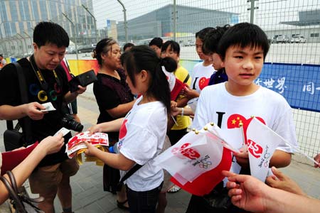 People buy flags at Olympic Green in Beijing, China, at about 2:00 p.m. on Aug. 8, 2008, 6-hour countdown to the opening ceremony of the Olympics. The Olympic Green was decorated with lanterns and streamers to welcome visitors from all over the world. The opening ceremony of the Beijing 2008 Olympic Games will be held in the National Stadium at 8:00 p.m. on Aug. 8. (Xinhua/Li Ziheng)