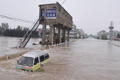 Flooding from east China's Chuhe River, which left 11 people dead, was ebbing amid sunny weather, the Anhui Provincial Flood Control and Drought Relief Headquarters reported.