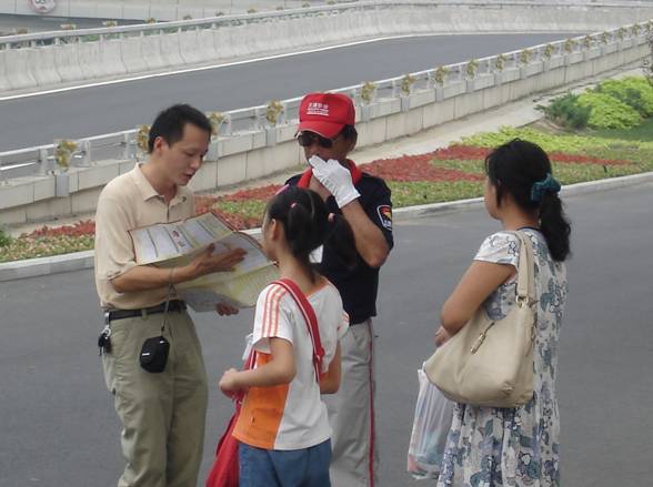 A family asks the way to the Bird’s Nest. They only managed to get one ticket for the opening ceremony and decided to give it to their daughter.