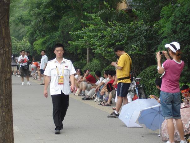 Five hours before the opening ceremony, people get as close as possible to the Bird’s Nest to take pictures.