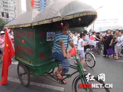 Liu Xianghui pedals his grandma all the way to Beijing from hometown in Hunan Province