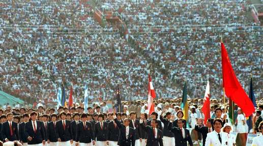 Wang Libing, 2.02m, center of National basketball team, was the national flag bearer in 1984 Los Angeles Olympics [sohu.com]