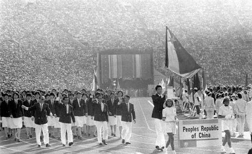 Wang Libing, 2.02m, center of National basketball team, was the national flag bearer in 1984 Los Angeles Olympics [sohu.com]