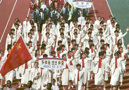 Song Tao, 2.08m, former national basketball center, carried the national flag of People's Republic of China, in Seoul's Games, 1988 [sohu.com]