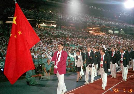 Liu Yudong, 'tomahawk', former basketball player, took the banner in 1996 Atlanta Olympic Games. [sohu.com]
