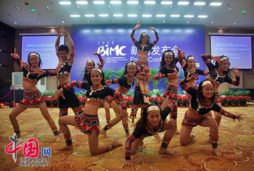 A cheerleading team for Beijing Olympics from Yunnan Province put on a performance for journalists in Beijing International Media Center (BIMC) on August 7.