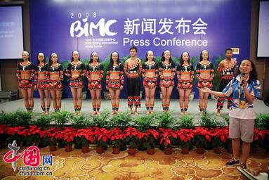 The coach introduces team members to journalists. This squad is made up of 12 members, including 10 girls and 2 boys. 11 of them are from Kunming University, and are the best dancers on the campus. One boy was picked from a TV show.