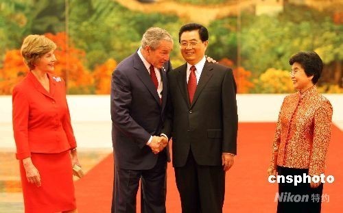 Chinese President Hu Jintao and his wife Liu Yongqing pose for a photo with US President George W. Bush and First Lady Laura Bush before a reception at the Great Hall of the People in Beijing on August 8, 2008.