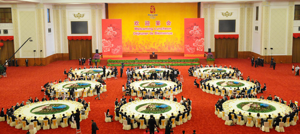 Chinese President Hu Jintao and his wife held a banquet to welcome distinguished guests attending the 2008 Olympic Games at the Great Hall of the People on August 8, 2008 in Beijing. [Xinhua]